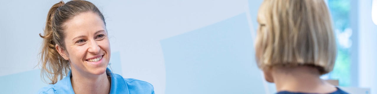 Therapeutin und Patientin bei der Neuropsychologie